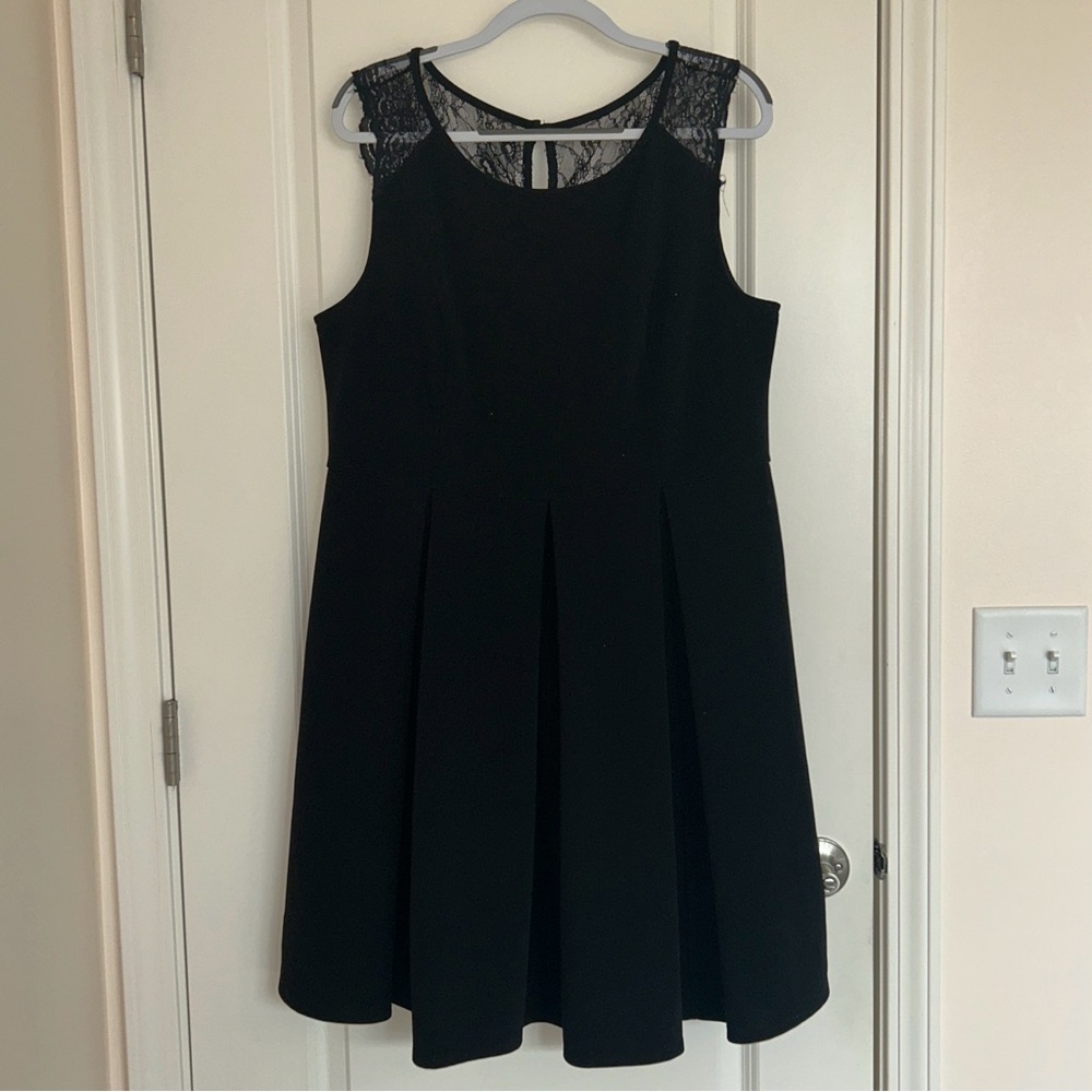 Plus Size Black Sleeveless Dress with Lace Detail